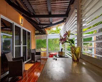 Marguerites On Magnetic Polynesian Cabana - Magnetic Island - Patio