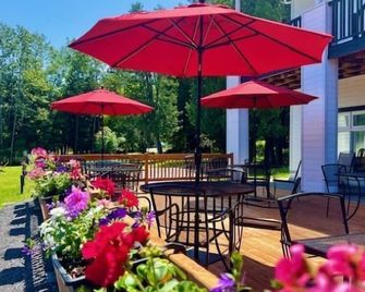 Hôtel au Petit Berger - La Malbaie - Patio
