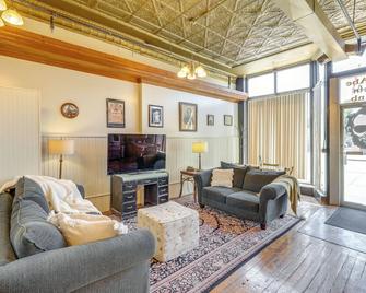 Cozy Abode in Historic Yankton - Heart of the City - Yankton - Living room