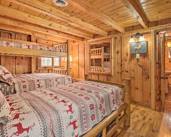 Postcard-Worthy Poconos Cabin about 15 Mi to Skiing! - White Haven - Bedroom