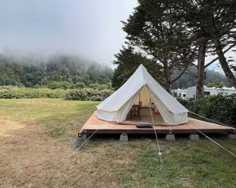 Glamping tent by the river - Klamath - Patio