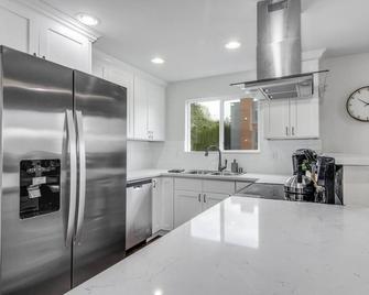 Downtown Kirkland - Luxury 3rd Street Retreat - Kirkland - Kitchen