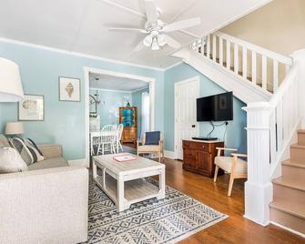 Next To The Park And 2 Blocks To The Beach And Restaurants! Right Side Of Duplex - Cape Charles - Living room