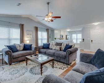 Peaceful Oasis Convenient to Greenville! - Simpsonville - Living room