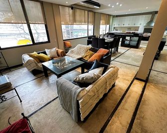 Piso completo Centrico-Terraza-Jacuzzi-AA - Mendoza - Sala de estar