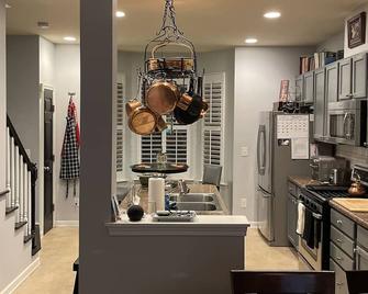 Cosy town home for rent, 8 min from downtown. - Cary - Kitchen