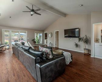 Summer Fun Wenatchee home - Wenatchee - Living room