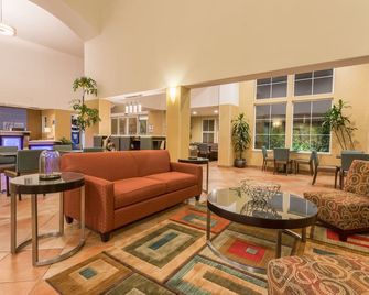 Holiday Inn Express & Suites Manteca City Center By IHG - Manteca - Salónek