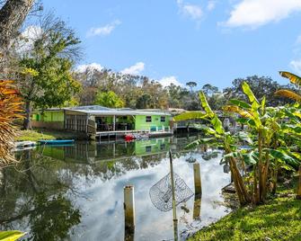 Waterfront!! Charming & Quaint Cottage - Weeki Wachee - Piscina