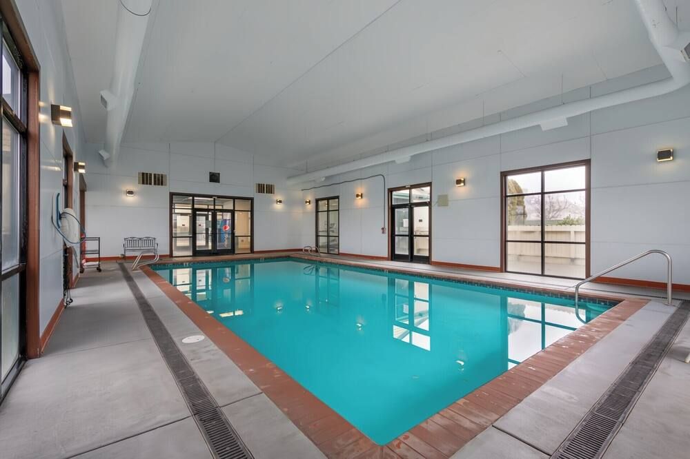 Rogue Regency Inn Medford Airport - מדפורד - בריכה