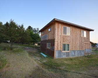 Cozy loft with king bed central to Paradise Valley, MT! - Emigrant - Building