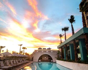 Torre Lucerna Hotel Ensenada - Ensenada - Bể bơi