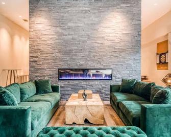 Lodgeur | Marvelous studio w/ pool view | Midtown - Houston - Living room