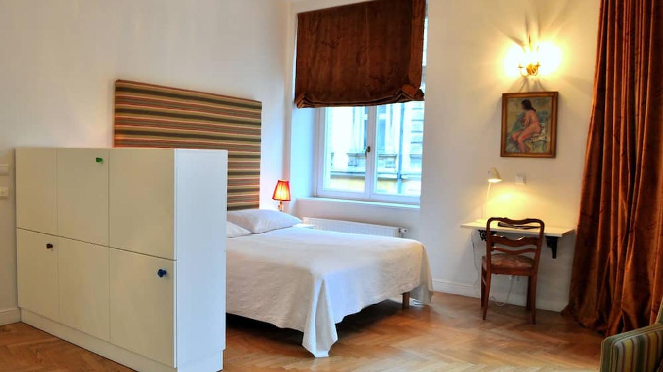 Crystal Suites Old Town
