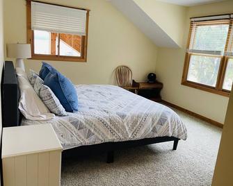 Lake frontage, Dune beach sand from deck to water! One of a kind. - Silver Lake - Bedroom