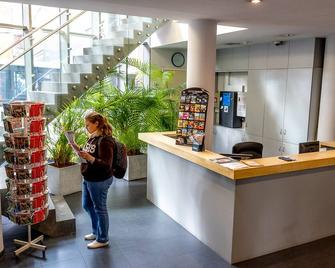 Hostel Van Gogh - בריסל - דלפק קבלה