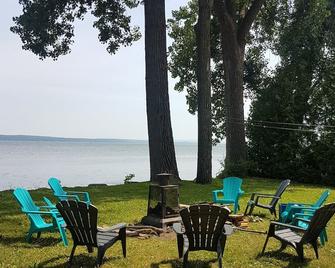 Stopover 471: Tranquility on Lake Champlain - Venise-en-Québec - Patio