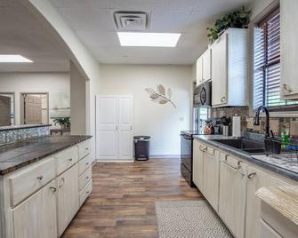 Clean And Close To Everything! Boat Parking! Sleeps 6! 3 Mins From State Park! - Counce - Kitchen