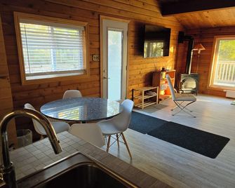 Cedar Cottage Dream - Newly Renovated and Sleeps 5 - Picton - Dining room