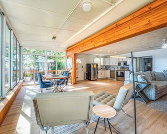 Dock + Views: High Rock Lake Hideaway! - Lexington - Huiskamer