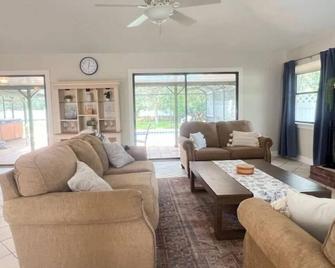 Poolside Family Retreat-Near the Springs! - Ocklawaha - Living room
