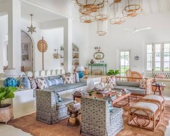 Breathtaking Villa In 02 Acres Of Tropical Walled-in Gardens - Unawatuna - Living room