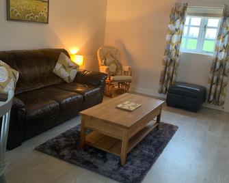 A pretty 4 detached rural holiday cottage in the heart of the Kent countryside - Tonbridge - Living room