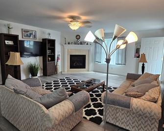 Whole House - Huge, Modern & New Niagara Shoreline Home Rental - Tonawanda - Living room