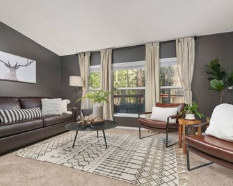 Unforgettable Riverside Experience, Hot Tub, Fire-Pit. 1 Mile to Golf. - Mount Hood Village - Living room