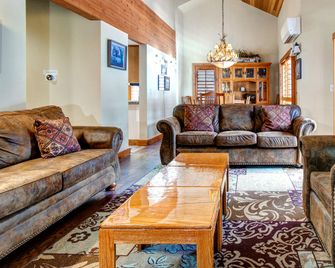 Lakeside Getaway Cabin on Family Resort with Pool near Deer Valley and Park City, Utah - Park City - Living room