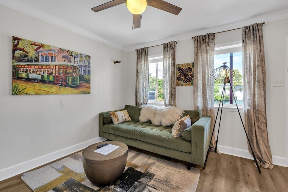 Vibrant New Orleans Apartment with Off-Street Parking Near Garden District - ניו אורלינס - סלון