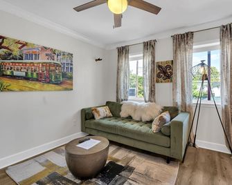 Vibrant New Orleans Apartment with Off-Street Parking Near Garden District - New Orleans - Living room