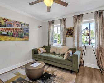 Vibrant New Orleans Apartment with Off-Street Parking Near Garden District - ניו אורלינס - סלון