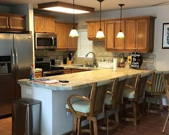 Charming Lakefront Retreat: Your Perfect Waterfront Getaway - Lexington - Kitchen