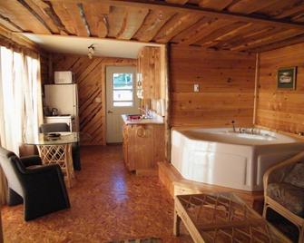 Mowat Landing Cottages - Temiskaming Shores - Living room