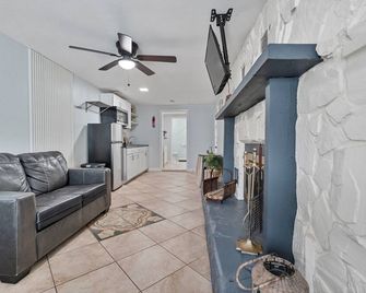 Screened Porch: Tampa Studio 4 Mi to Busch Gardens - Tampa