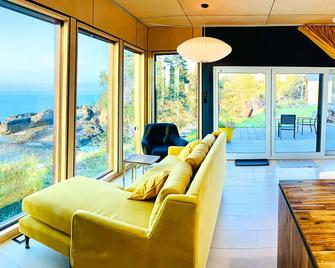 Private Coastal Waterfall Escape, for Couples- Tides, Sauna, 55' Ocean Falls - Canning - Sala de estar