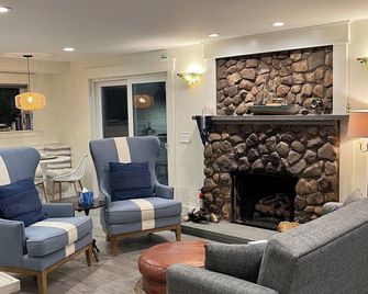 New cottage, close to Ithaca, hot tub, fireplace, waterfront, dock, sleeps 5 - Ithaca - Lounge