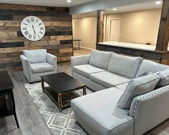 Pristine, 5000 sq ft waterfront Resort with Indoor Pickleball and boat rental! - Newaygo - Sala de estar