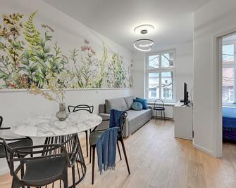 Gdańsk Wrzeszcz Apartments by BookingHost - Gdansk - Comedor