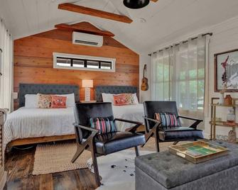 Cozy Chic Cabin with Cowboy Pool on Texas Wine Trail - Stonewall - Living room