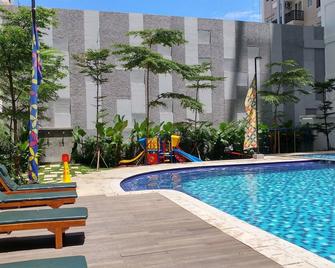 Cozy Studio Apartment At Signature Park Grande - Jakarta - Pool