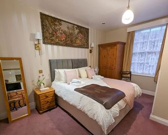 Crown and Trumpet Inn - ברודווי - חדר שינה