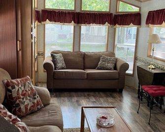 Peaceful home away from home - Preston - Living room