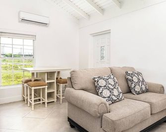 Tropical Bottle Creek Stay & Onsite Parking - Whitby - Sala de estar