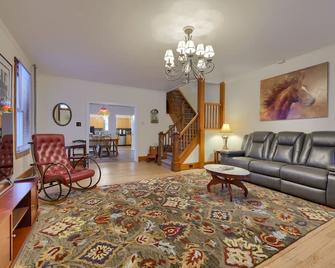 Stratton House-Explore Historic District W/Battlefield Overlook-Unique 4br/2ba - Gettysburg - Living room