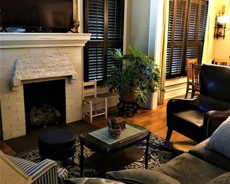 Hughes Street House! - Nacogdoches - Living room
