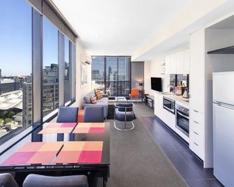 Aura on Flinders Serviced Apartments - Melbourne - Living room