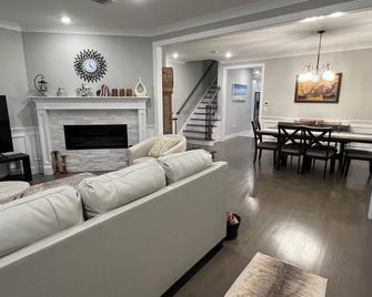 Beautiful 3-Bedroom Home only 20 minutes away from New York - Palisades Park - Living room