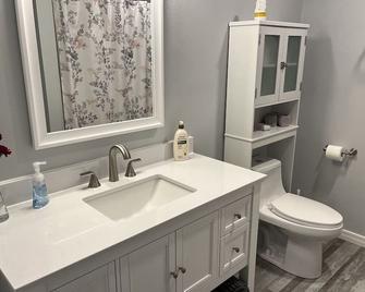 Lakehouse has Spectacular View plus Easy Access! - Rogers - Bathroom